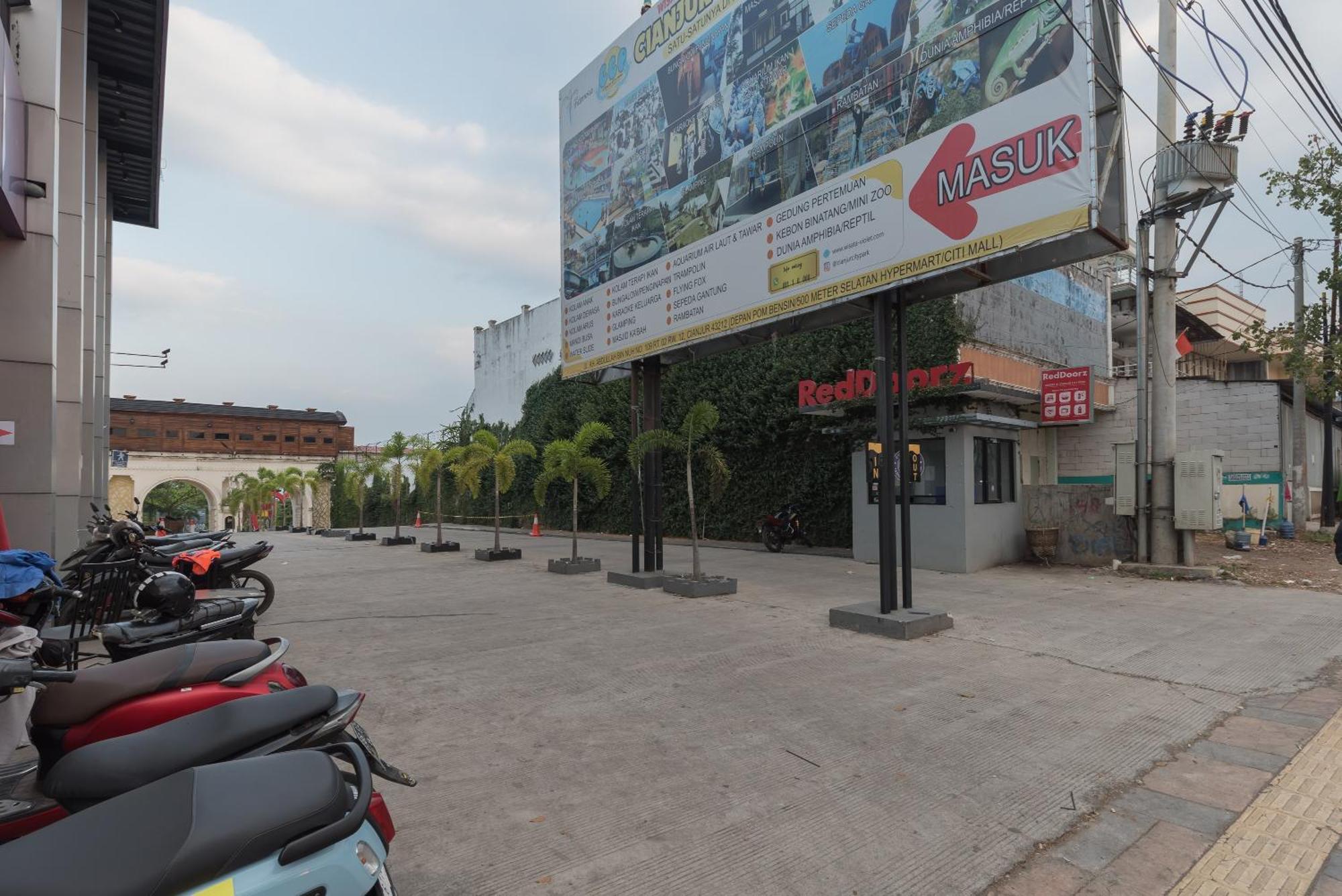 Urbanview Hotel Cianjur City Park By Reddoorz Экстерьер фото